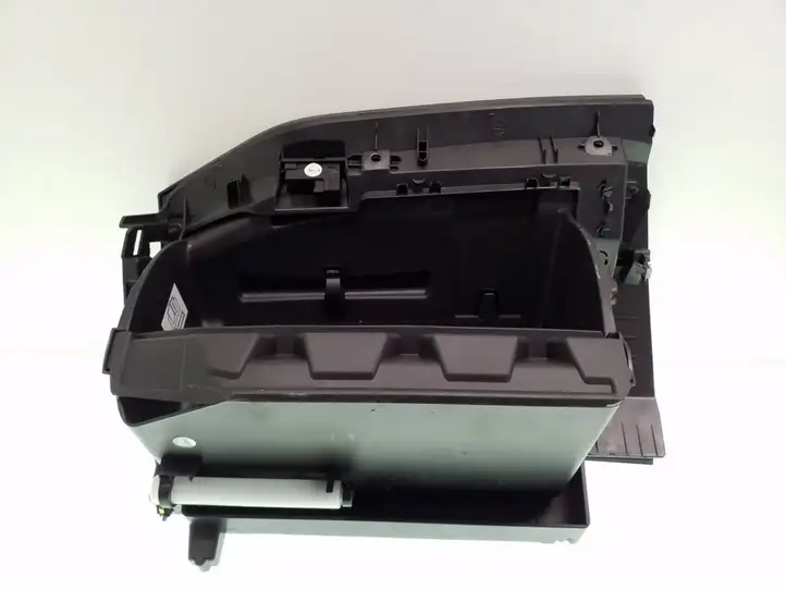 Ford Focus (2015 - 2019)  F1EBA06044AE Крышка ящика для вещей (бардачка)