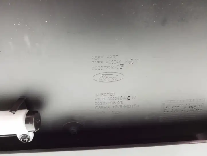 Ford Focus (2015 - 2019)  F1EBA06044AE Крышка ящика для вещей (бардачка)