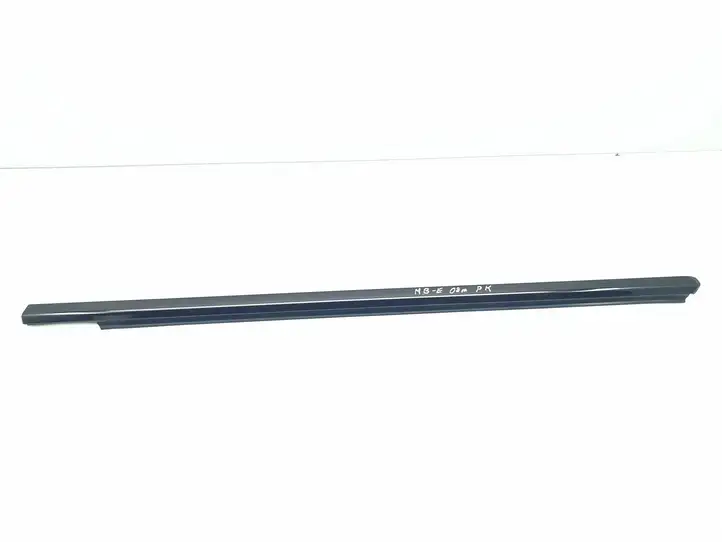Mercedes-Benz E W211 (2002 - 2009) Накладка стекла передней двери — фото 1