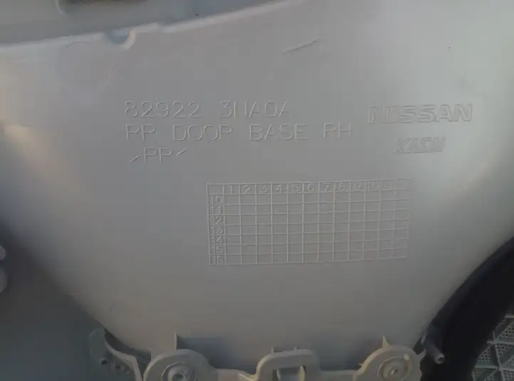 Nissan Leaf I (ZE0) (2010 - 2017) Обшивка задней двери — фото 3