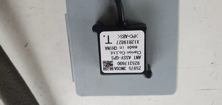 Nissan Leaf I (ZE0) (2010 - 2017) GPS антенна — фото 2