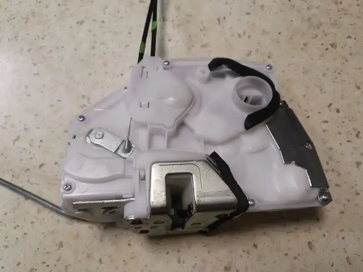 Suzuki Splash (2008 - 2012) 8220151K42 Замок передней двери — фото 3