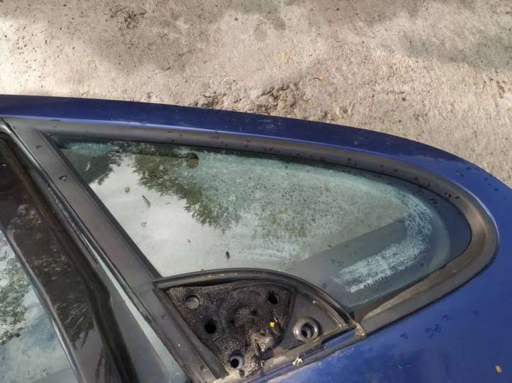 Peugeot 307 Mažasis A priekinių durų stiklas (keturdurio)