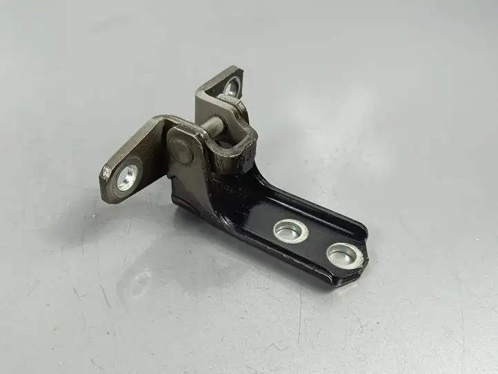 Mitsubishi Outlander (2012 - 2014)   Нижняя петля задней двери