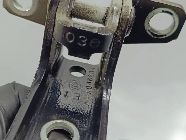 Mitsubishi Outlander (2012 - 2014)   Нижняя петля задней двери