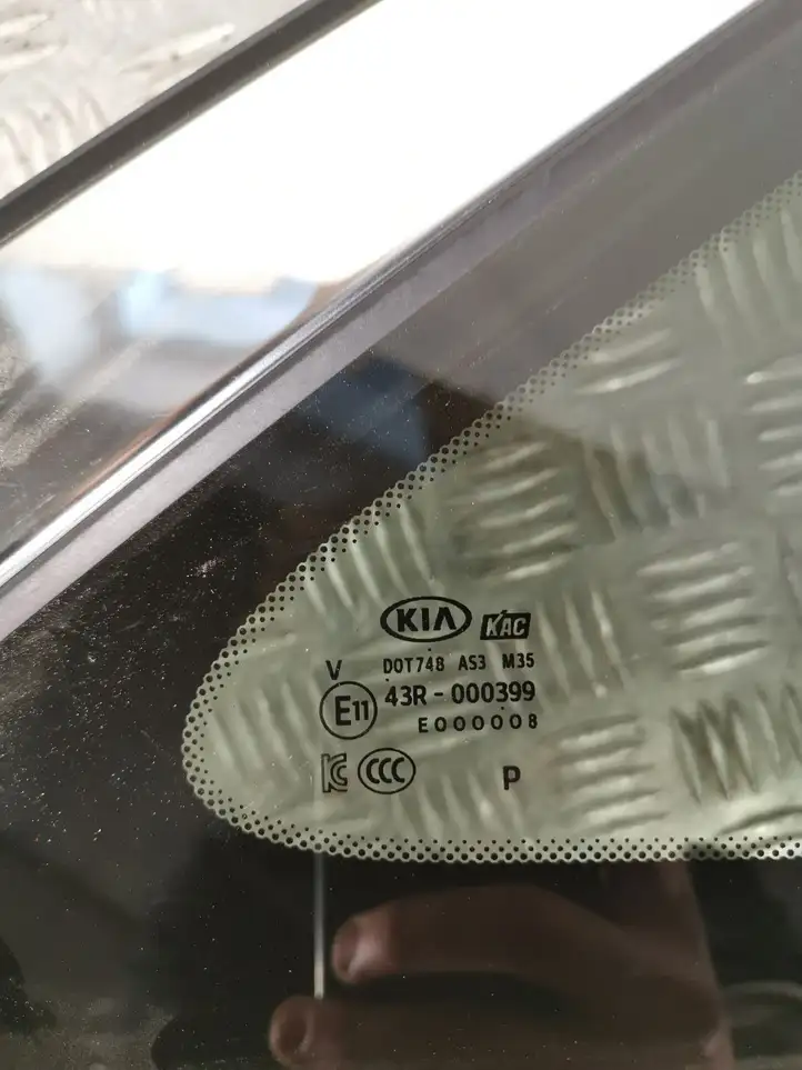 Kia Sorento (2017 - 2020) Заднее боковое стекло — фото 5