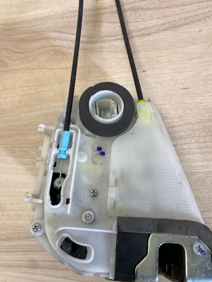 Toyota Auris E180 (2012 - 2018) Замок задней двери — фото 2