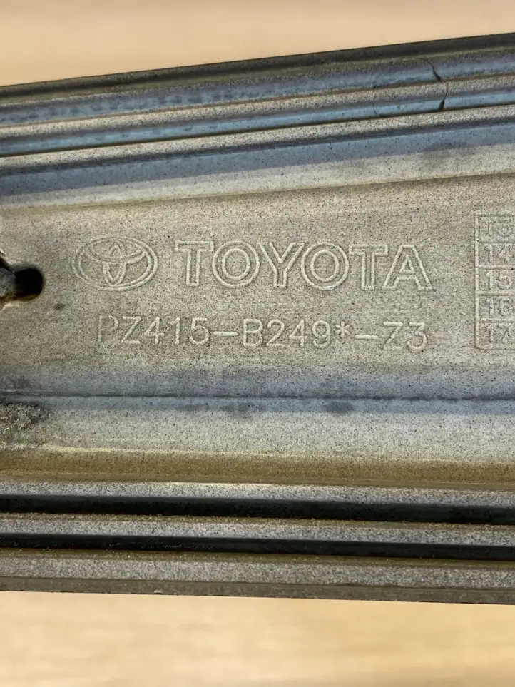 Toyota Yaris (2014 - 2019) Pz415b249z3 Молдинги задней двери — фото 2