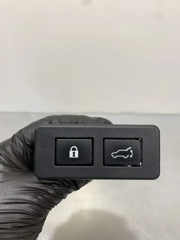 Subaru Forester SK (2018 - 2025) Кнопка закрытия багажника — фото 3