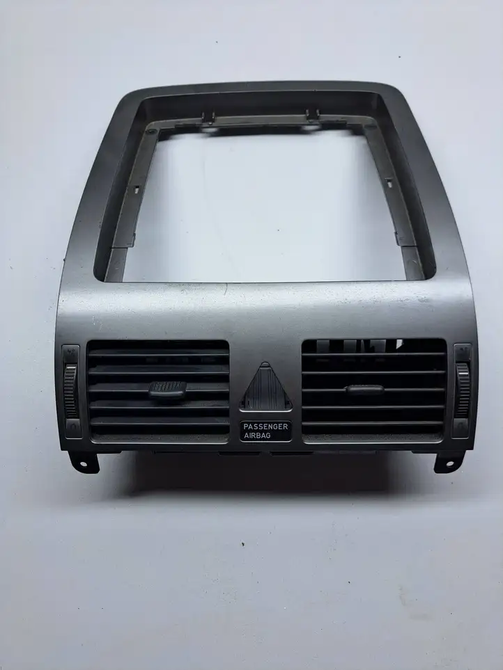 Volkswagen Touran I (2003 - 2010) 251030347 Центральный воздушный дефлектор — фото 1