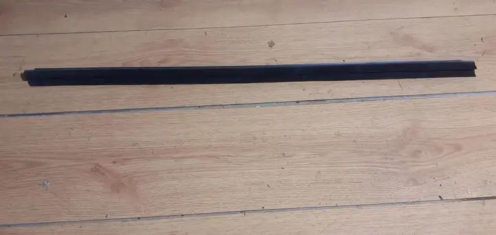 Toyota Auris 150 (2006 - 2012) Накладка стекла передней двери — фото 2