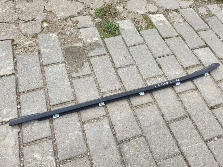 Kia Ceed (2010 - 2012) Накладка стекла задней двери — фото 1