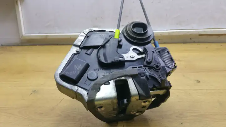 Toyota Auris 150 (2006 - 2012) 7F2813 Замок задней двери — фото 4