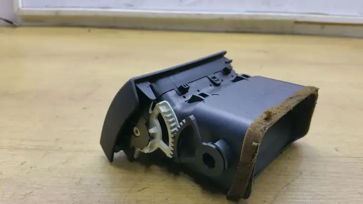 Toyota Avensis T250 (2006 - 2009)   Боковая воздушный дефлектор