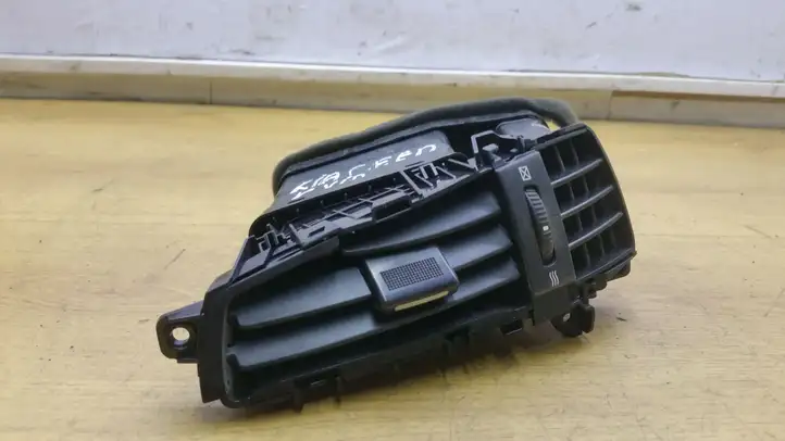 Kia Ceed (2010 - 2012) 808824 Центральный воздушный дефлектор — фото 1