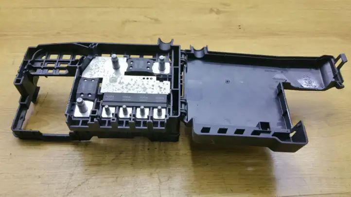 Opel Insignia A (2008 - 2017)  401154265 Узел подключения плюсовых проводов