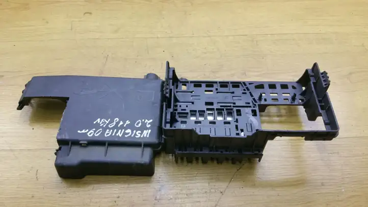 Opel Insignia A (2008 - 2017)  401154265 Узел подключения плюсовых проводов