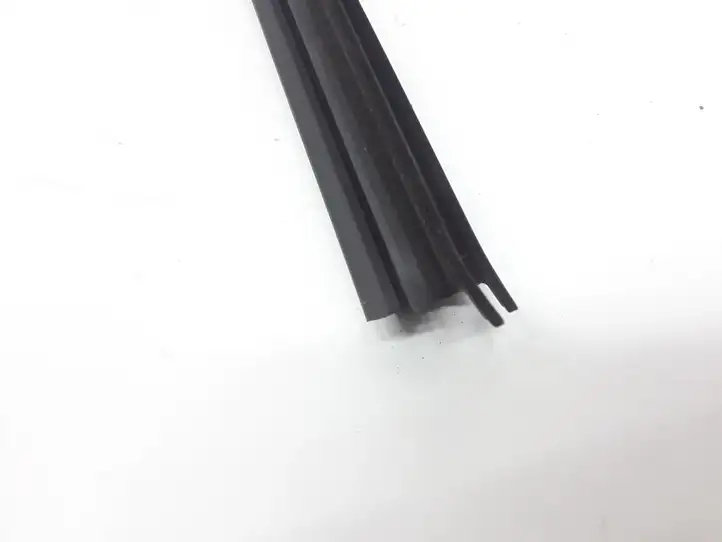 BMW 5 G30 G31 (2016 - ) Уплотнитель стекла задней двери — фото 4