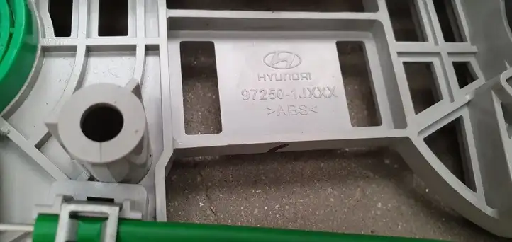 Hyundai i20 (PB PBT) (2008 - 2012) Накладка центрального динамика — фото 2