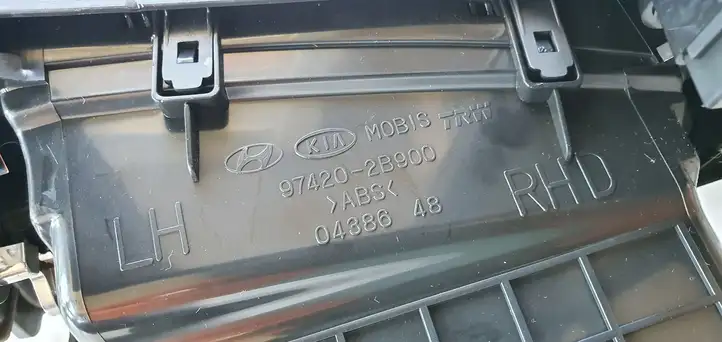 Hyundai Santa Fe (2009 - 2012) Центральный воздушный дефлектор — фото 7