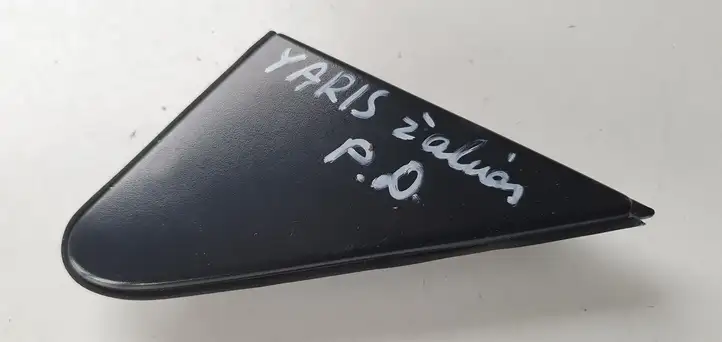 Toyota Yaris (1999 - 2003) Накладка стекла передней двери — фото 1