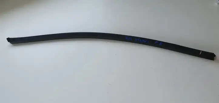 Kia Stonic (2017 - ) Уплотнитель стекла передней двери — фото 1