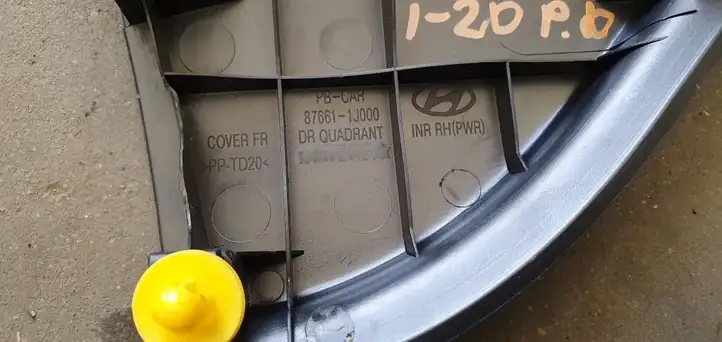 Hyundai i20 (PB PBT) (2008 - 2012) Накладка стекла передней двери — фото 2
