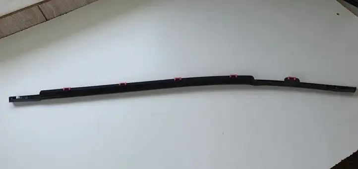 Kia Stonic (2017 - ) Накладка стекла задней двери — фото 2