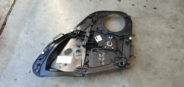 Ford Fiesta (2013 - 2017) Механический стеклоподъемник задней двери — фото 1