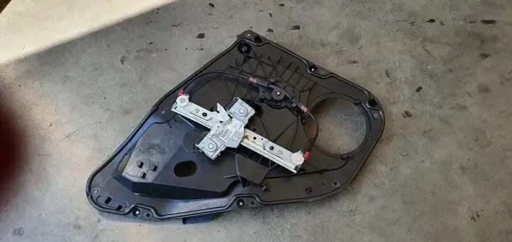 Ford Fiesta (2013 - 2017) Механический стеклоподъемник задней двери — фото 3