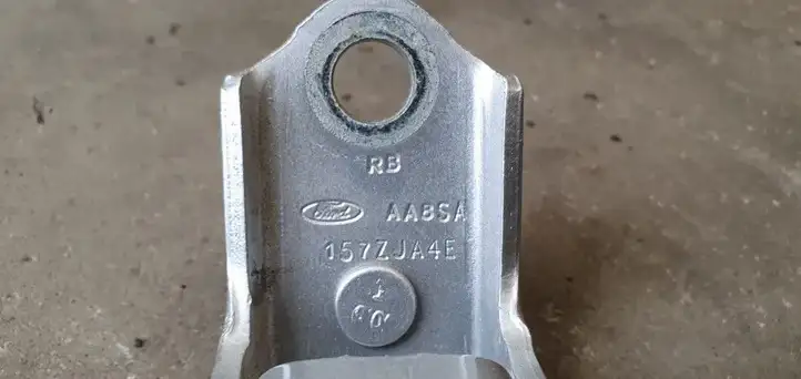 Ford Fiesta (2013 - 2017) Верхняя петля задней двери — фото 2