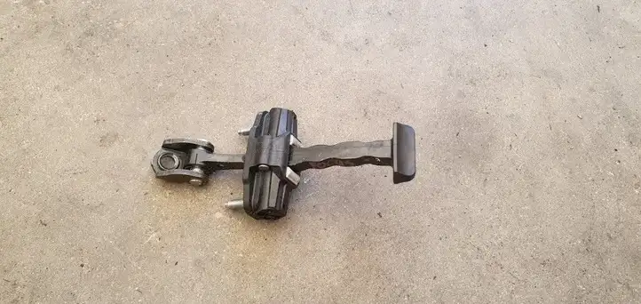 Ford Focus (2011 - 2015) Ограничитель задней двери — фото 2