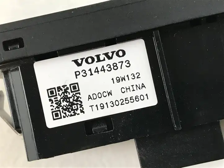 Volvo XC60 (2017 - ) P31443873 Кнопка закрытия крышки багажника — фото 3
