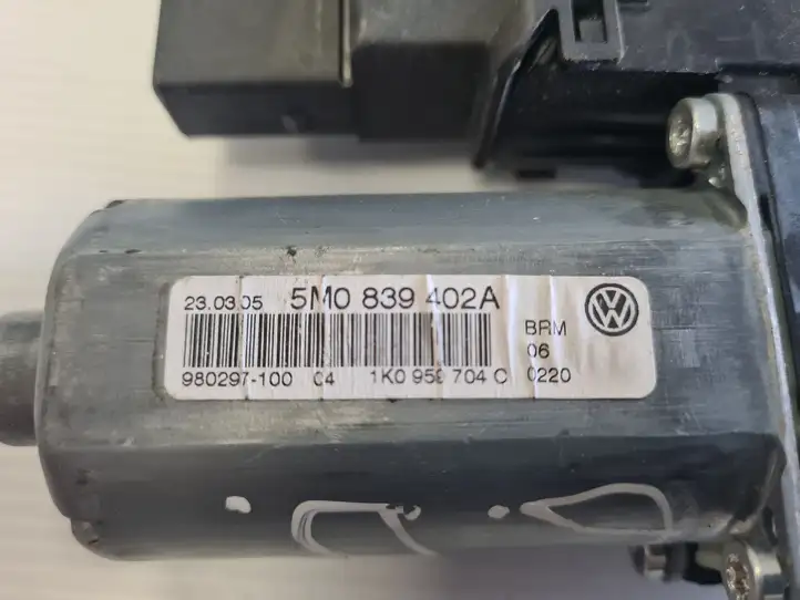 Volkswagen Golf Plus (2004 - 2008) 5M0839402A Стеклоподъемник задней двери — фото 4
