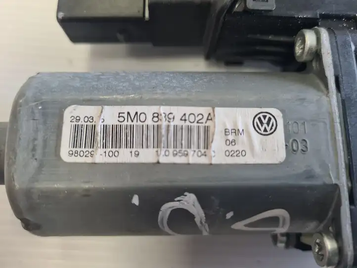 Volkswagen Golf Plus (2004 - 2008) 5M0839402A Стеклоподъемник задней двери — фото 4