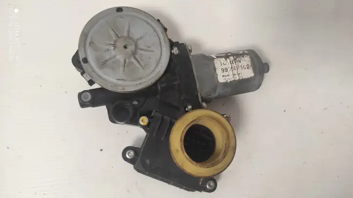Toyota Corolla E120 E130 (2004 - 2007) 698400F020 Стеклоподъемник задней двери — фото 1
