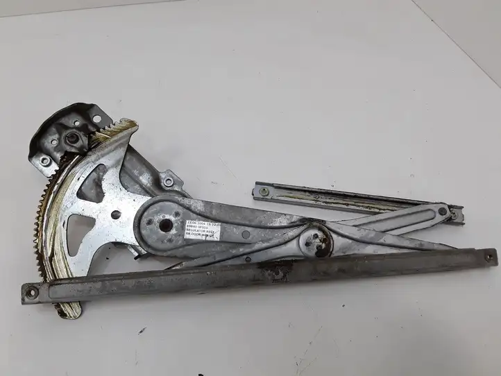 Toyota Corolla Verso E121 (2004 - 2007) 698400F010 Механический стеклоподъемник задней двери — фото 3