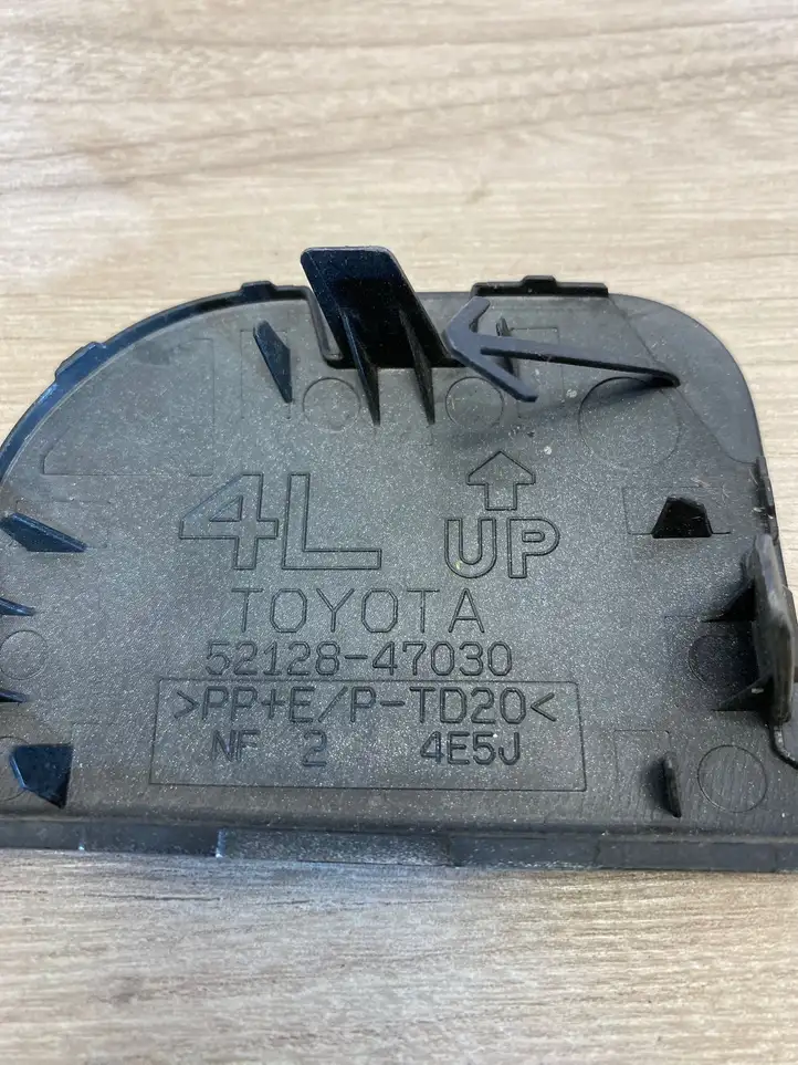 Toyota Prius+ (ZVW40) (2011 - 2018) 5212847030 Заглушка буксировочной петли бампера — фото 2
