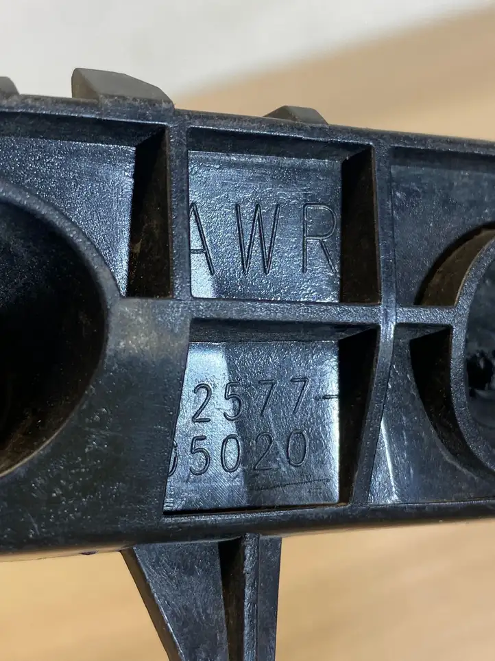Toyota Avensis T270 (2009 - 2012) 5257705020 Кронштейн заднего бампера — фото 3