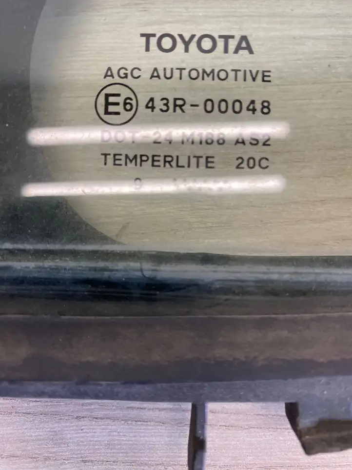 Toyota Avensis T270 (2009 - 2012) 6818805070 Форточка двери — фото 1