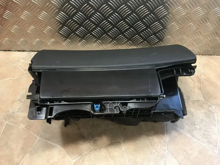 Mercedes-Benz C W204 (2007 - 2014) A2046803291 Вещевой ящик — фото 3