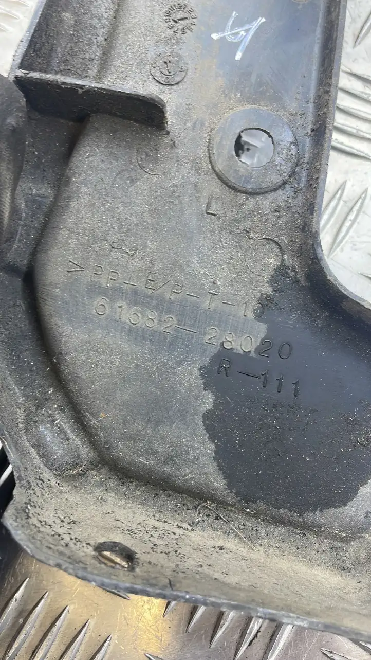 Toyota Previa (XR30, XR40) II (2000 - 2006) 6168228020 Задний брызговик — фото 3