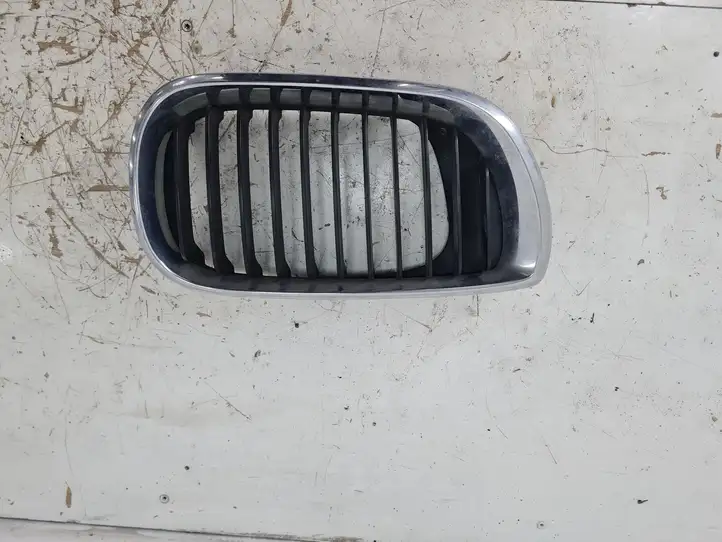 BMW 3 E46 (1998 - 2005) 51137030550 Передняя решетка — фото 1