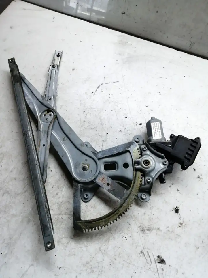 Toyota Corolla Verso AR10 (2004 - 2009) 698300F020 Стеклоподъемник передней двери (комплект) — фото 3