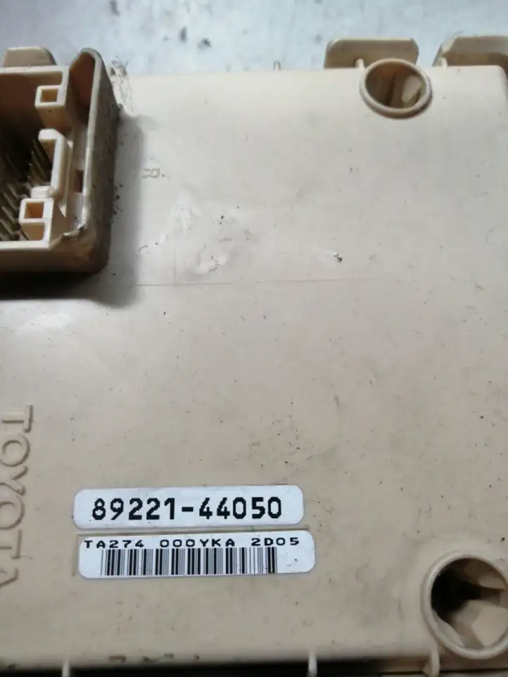 Toyota Avensis Verso (2001 - 2004) 8922144050 Блок предохранителей — фото 2