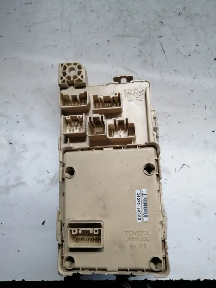 Toyota Avensis Verso (2001 - 2004) 8922144050 Блок предохранителей — фото 4