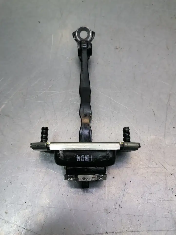 Kia Ceed (2018 - 2021) Ограничитель задней двери — фото 2