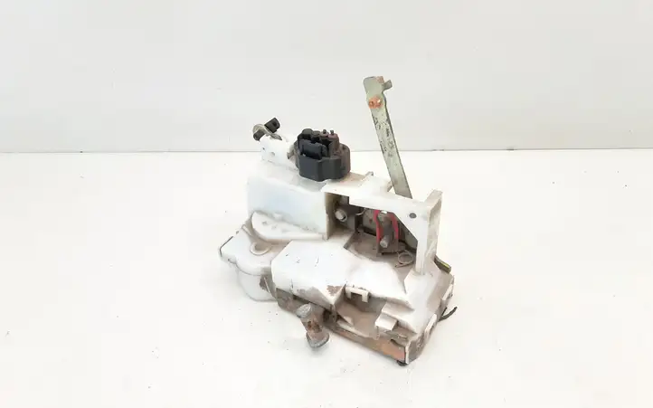 Toyota Avensis T220 (2000 - 2003)   Замок задней двери