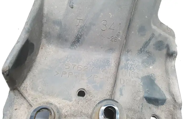 Toyota Prius (XW30) (2009 - 2015) 5762747010 Защита днища задней части — фото 3