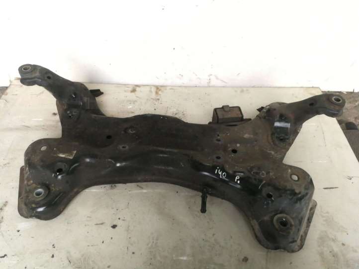 624013Z100 Hyundai i40 Priekinis traversas